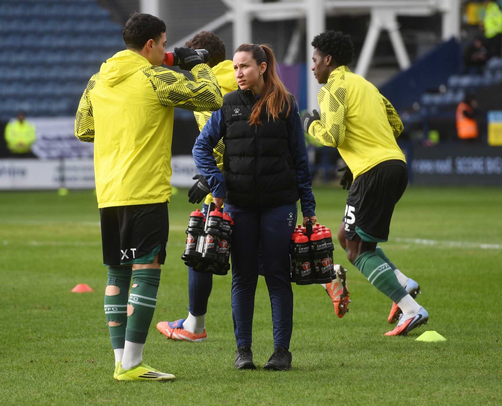 Trabajo de campo con futbolistas profesionales durante el calentamiento